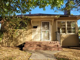 390 15th St SE in Salem, OR - Building Photo