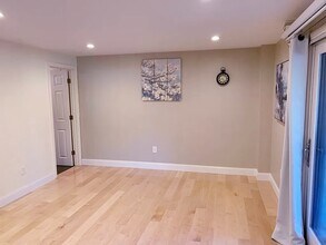 295 W Wyoming Ave, Unit 1A in Stoneham, MA - Foto de edificio - Building Photo