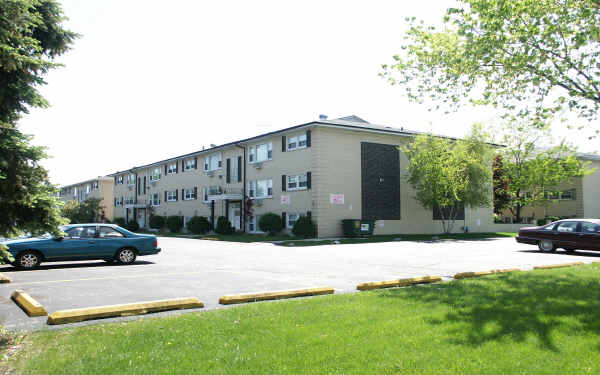 Pines Edge Apartments in Norridge, IL - Building Photo - Building Photo