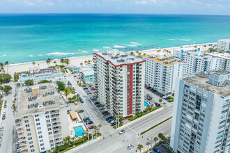 Oxford Towers in Hollywood, FL - Building Photo - Building Photo