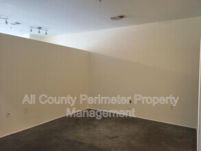 560 Dutch Valley Rd NE in Atlanta, GA - Building Photo - Building Photo