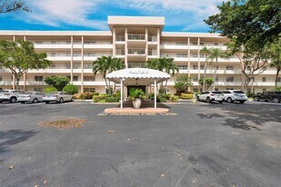 3970 Oaks Clubhouse Dr in Pompano Beach, FL - Building Photo