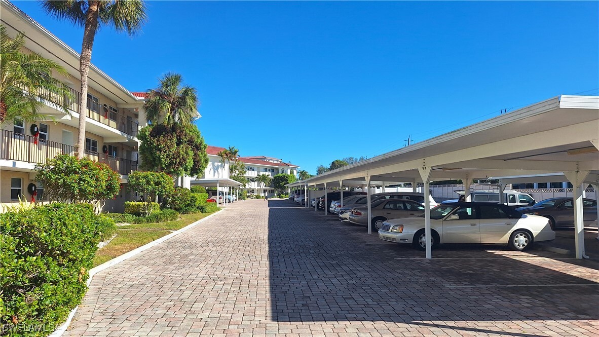 45 High Point Cir S in Naples, FL - Building Photo