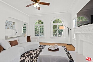 444 N Orange Grove Ave in Los Angeles, CA - Building Photo