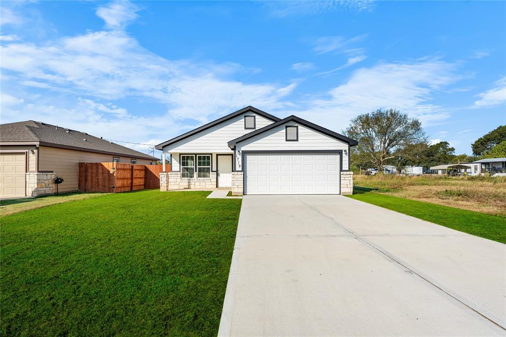 1719 Cemetery Rd in Hempstead, TX - Building Photo