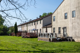 Crofton Place Condos in Philadelphia, PA - Foto de edificio - Building Photo