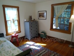 323 Pelham Rd in Amherst, MA - Building Photo - Building Photo