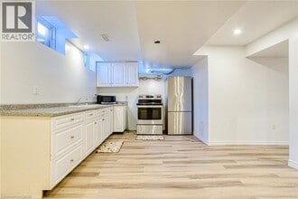 72 Nanaimo Cres in Stoney Creek, ON - Building Photo - Building Photo