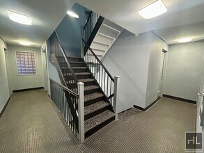 E 61 St/Lenox Hill bordering Sutton Place in New York, NY - Building Photo - Building Photo