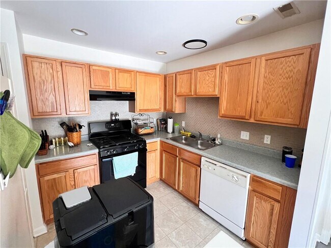 1066 Maggie Rd in Newburgh, NY - Building Photo - Building Photo
