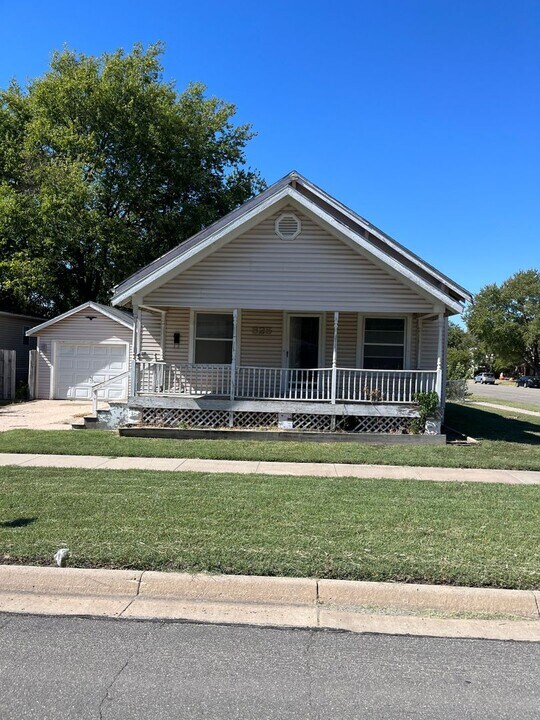 825 N Walnut St in Newton, KS - Building Photo