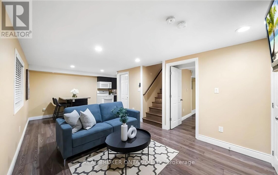 10 Annamaria Dr in Georgina, ON - Building Photo
