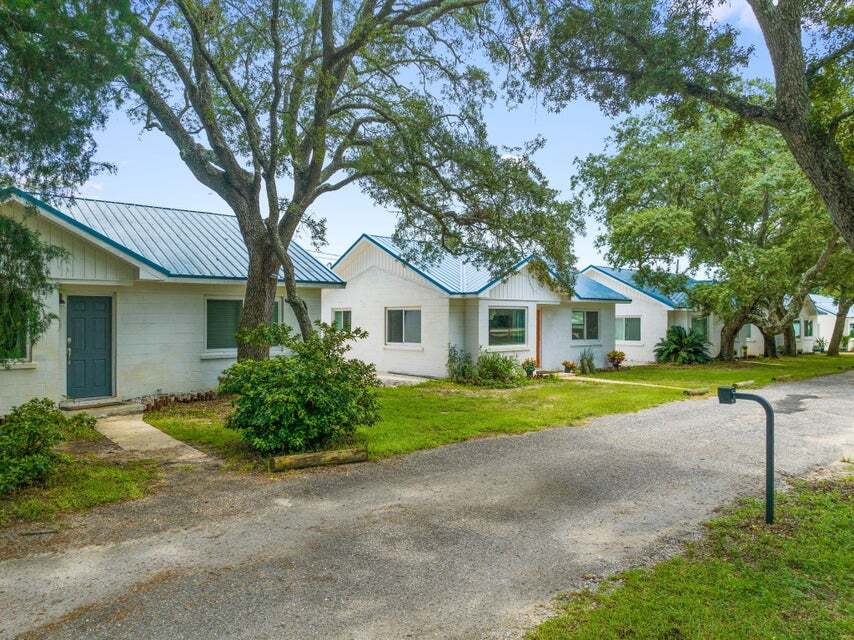 9661 Navarre Pky in Navarre, FL - Building Photo