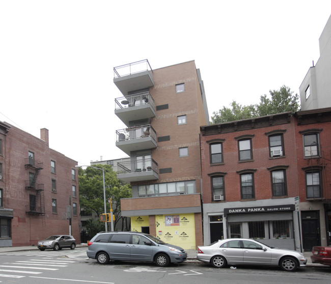 180 W 9th St in Brooklyn, NY - Foto de edificio - Building Photo