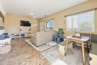 4466 Mataro Dr in San Diego, CA - Foto de edificio - Building Photo