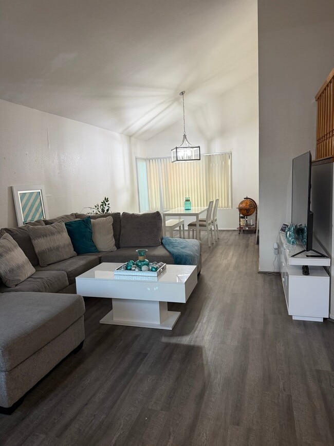 1076 Oxford Ln, Unit E-049 in San Jacinto, CA - Building Photo - Building Photo