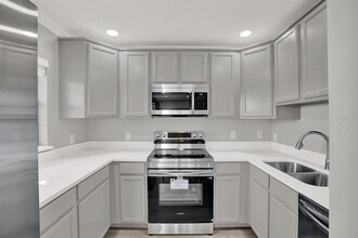 622 Yardarm Dr in Apollo Beach, FL - Building Photo - Building Photo