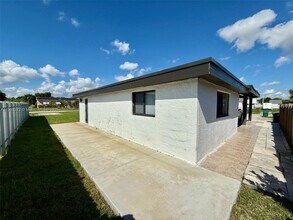 11462 SW 225th St in Miami, FL - Foto de edificio - Building Photo