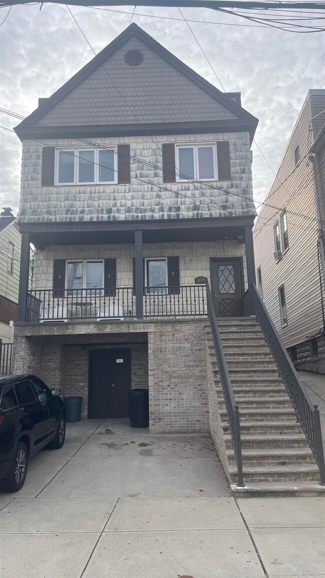 172 W 24th St in Bayonne, NJ - Building Photo - Building Photo