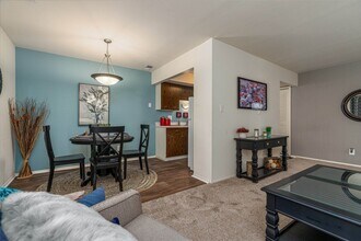 Knottingham Apartments in Clinton Township, MI - Foto de edificio - Building Photo