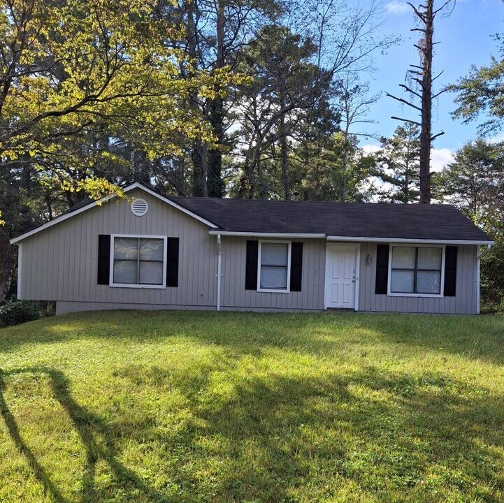 8877 Burnham Way in Jonesboro, GA - Building Photo