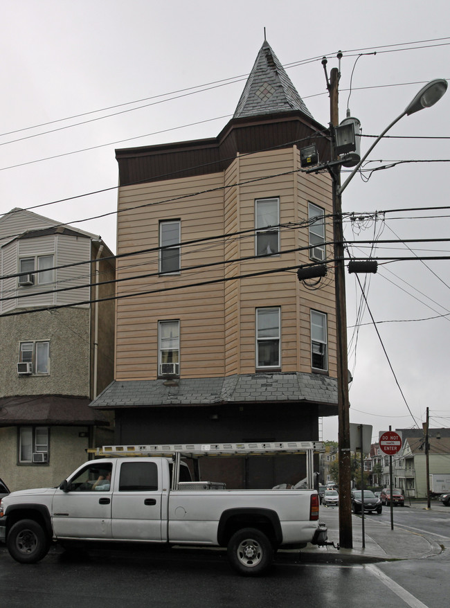 82 Hamilton Ave in Passaic, NJ - Building Photo - Building Photo