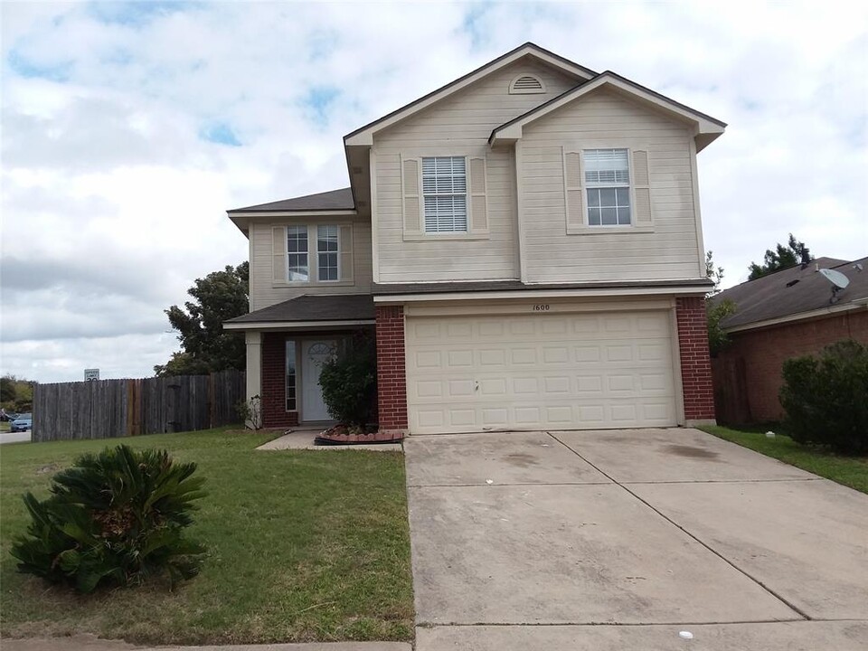 1600 Darley Arabian Dr in Pflugerville, TX - Foto de edificio