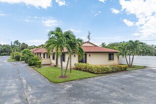 Redding Manor in Lantana, FL - Building Photo