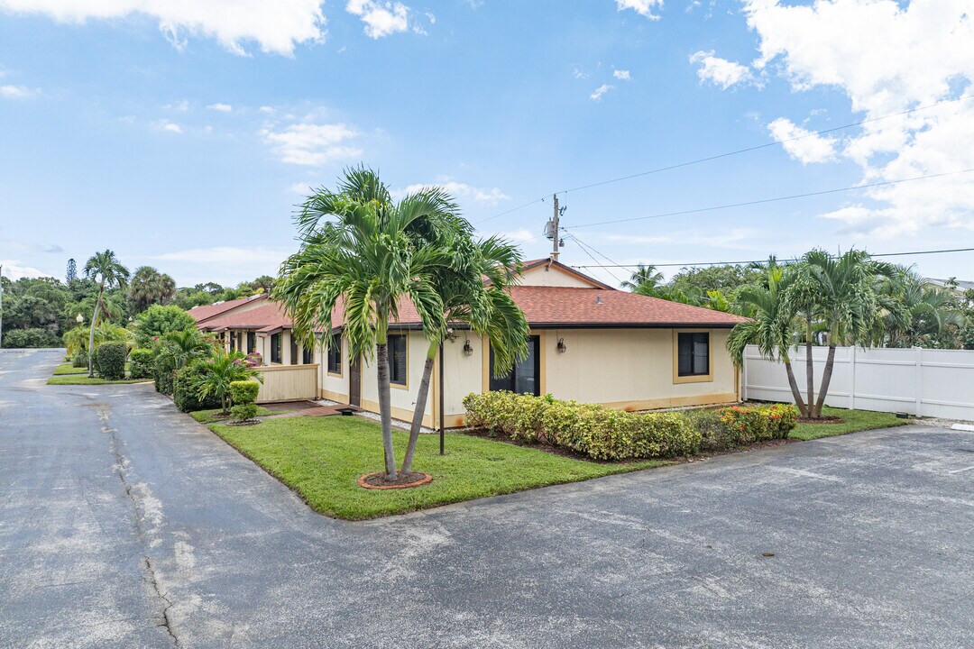 Redding Manor in Lantana, FL - Building Photo