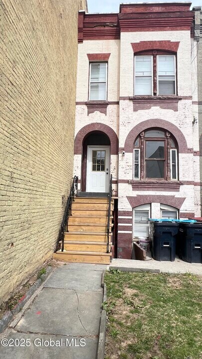 363 Madison Ave in Albany, NY - Building Photo