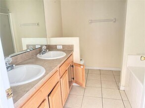 2109 Woodsedge Dr in Kissimmee, FL - Building Photo - Building Photo