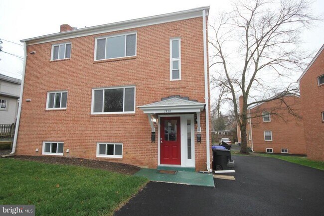 property at 1901 N Quebec St