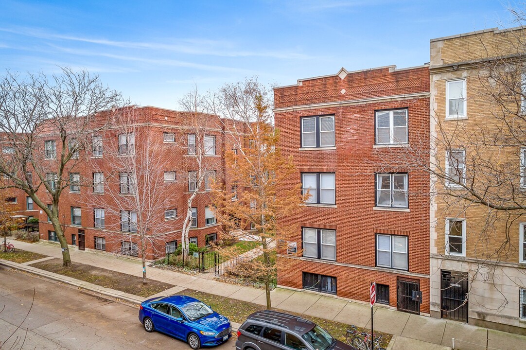 851-59 W. Cornelia in Chicago, IL - Building Photo