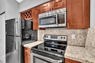 2803 N Oakland Forest Dr in Oakland Park, FL - Building Photo