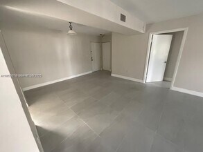 731 N Pine Island Rd in Plantation, FL - Building Photo - Building Photo