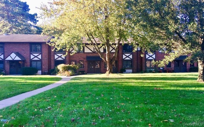 20 Pinebrook Pl in Bay Shore, NY - Building Photo - Building Photo