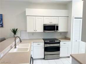 25040 Bay Cedar Dr in Bonita Springs, FL - Foto de edificio - Building Photo