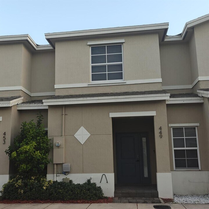 449 NE 5th Ln in Florida City, FL - Building Photo