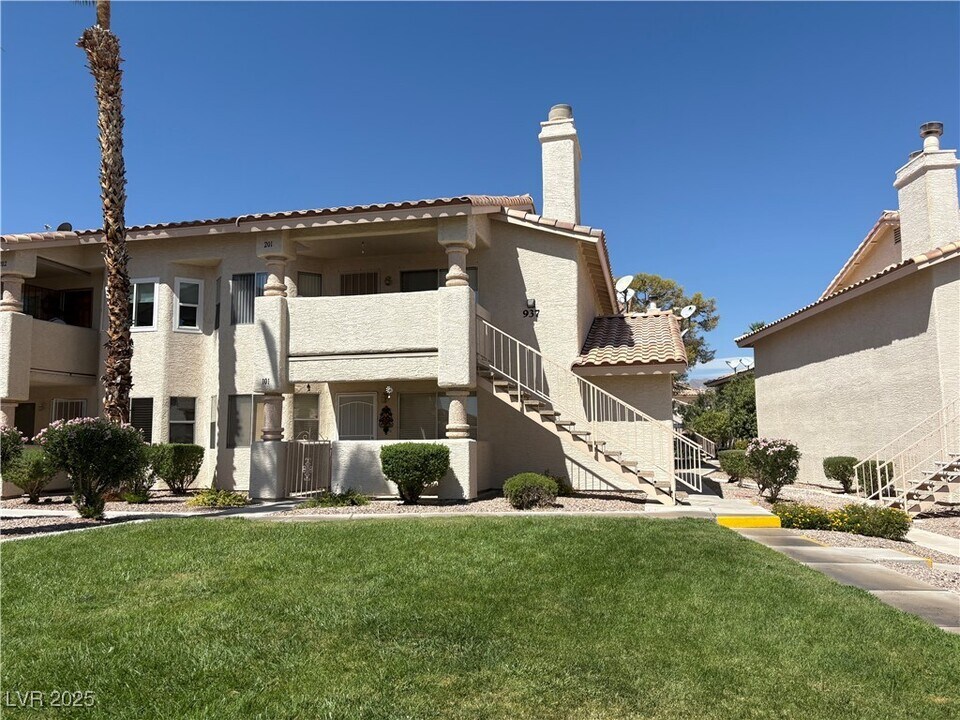 937 Falconhead Ln in Las Vegas, NV - Building Photo