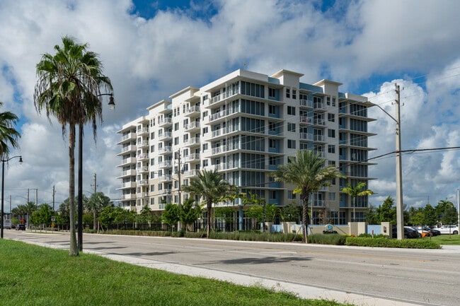 Sonata Apartments in Pompano Beach, FL - Foto de edificio - Building Photo