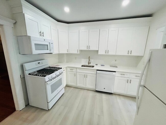 133 Berry Hill Rd, Unit 3 in Oyster Bay, NY - Building Photo - Building Photo