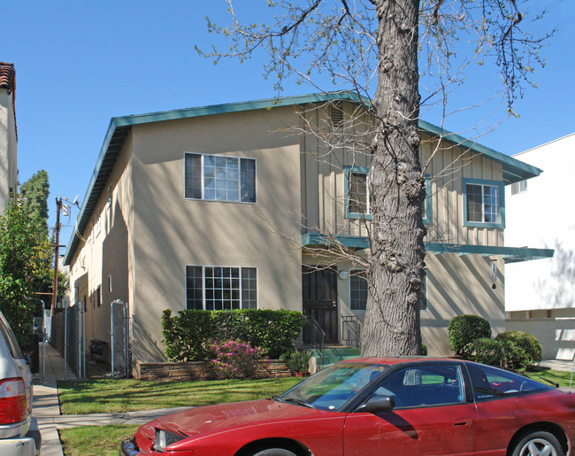 1135 Oakhurst Dr in Los Angeles, CA - Foto de edificio - Building Photo