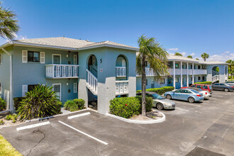 Four Seasons Condominiums in Cocoa Beach, FL - Foto de edificio - Building Photo