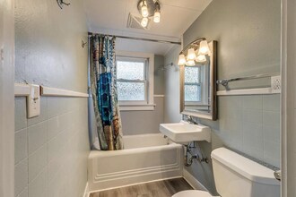 401 E Chilhowie Ave, Unit 2 in Johnson City, TN - Foto de edificio - Building Photo