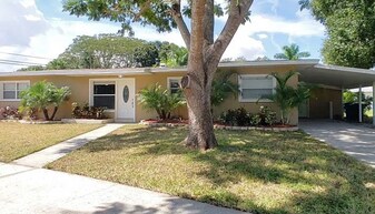 7300 10th St N in St. Petersburg, FL - Building Photo