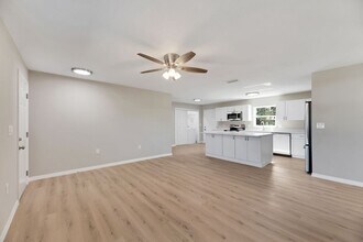 660 Flamingo Dr in Apollo Beach, FL - Building Photo - Building Photo