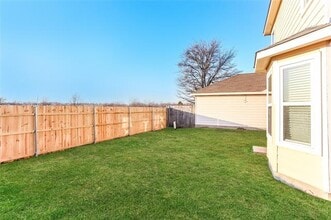 10748 Many Oaks Dr in Fort Worth, TX - Building Photo - Building Photo