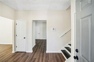 4593 Parkway Cir in College Park, GA - Foto de edificio - Building Photo