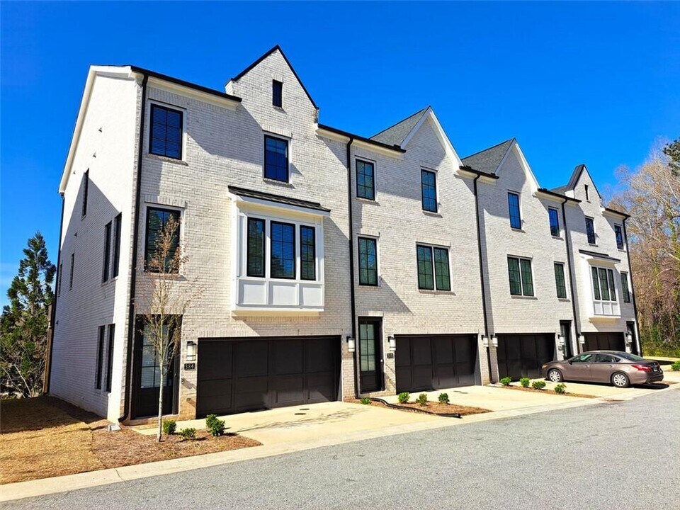 392 Clark Xing in Sandy Springs, GA - Building Photo