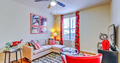 8800 Lakes at 610 Dr in Houston, TX - Building Photo - Building Photo